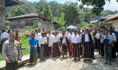 Bhabinkamtibmas-Rahong-Utara-Hadiri-dan-Amankan-Acara-Adat-Pentang-Pitak-di-Desa-Buar