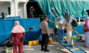 KP3-Laut-Pelabuhan-Reo-Amankan-Kedatangan-dan-Keberangkatan-Kapal-Penumpang-di-Pelabuhan-Laut-Reo
