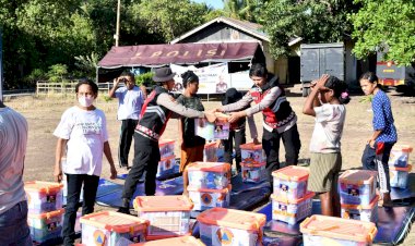 Polwan-Dit.Samapta-Polda-NTT-Bagikan-Bansos-ke-Masyarakat-Desa-Bugalima