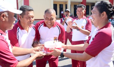 Rayakan-Ulang-Tahun-Personel-yang-Lahir-pada-Bulan-Oktober,-Polres-Manggarai-Wujudkan-Soliditas-dan-Kekompakan