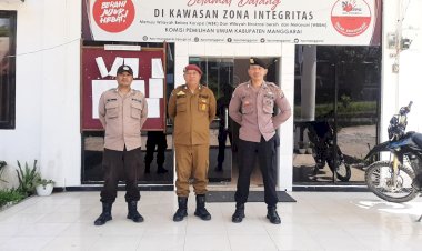 Personel-Polres-Manggarai-Laksanakan-Pengamanan-di-Kantor-KPU-dalam-Tahapan-Pilkada-Serentak-2024
