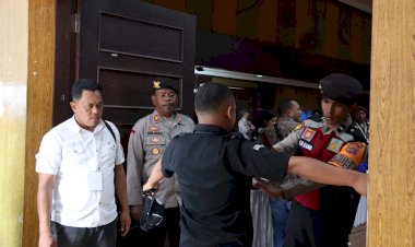 Polres-Manggarai-Gelar-Pengamanan-Ketat-Pada-Acara-Debat-Publik-Pasangan-Calon-Bupati-dan-Wakil-Bupati-2024-di-MCC-Ruteng
