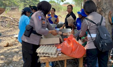 Personel-Gabungan-Polri-dan-TNI-Masak-untuk-Pengungsi-Erupsi-Gunung-Lewotobi-di-Posko-Pengungsian-Konga