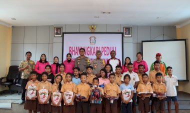 Bhayangkara-Peduli:-Polres-Manggarai-Salurkan-Bantuan-Pendidikan-kepada-Pelajar