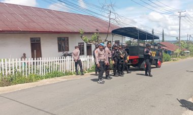 Mantapkan-Situasi-Kamtibmas-Selama-Operasi-Mantap-Praja-2024,-Polres-Manggarai-dan-Kompi-2-Yon-B-Pelopor-Gelar-Patroli-Gabungan