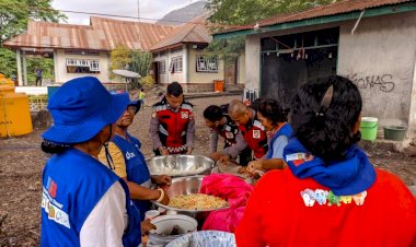 Personel-BKO-Polda-NTT-Berikan-Bantuan-Air-Bersih-dan-Makanan-Siap-Saji-untuk-Pengungsi-Erupsi-Gunung-Lewotobi