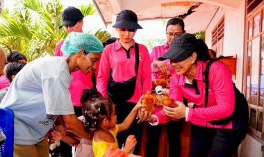 Ketua-Umum-Bhayangkari-Tinjau-Posko-Kesehatan-Polri-di-Posko-Pengungsian-Kobasoma