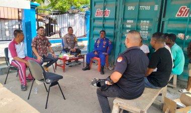 Kapolsek-Reo-Pimpin-Jumat-Curhat-Bersama-Warga-di-Pelabuhan-Laut-Kedindi