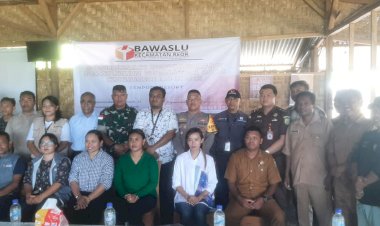 Kapolsek-Reo-Hadiri-Sosialisasi-Pengawasan-Pemilu-Serentak-Tahun-2024-di-Desa-Salama