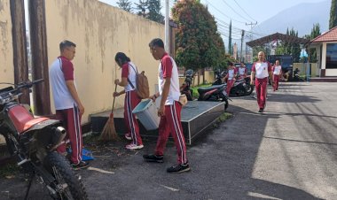 Polres-Manggarai-Gelar-Jumat-Bersih,-Wujudkan-Lingkungan-Bersih-dan-Sehat