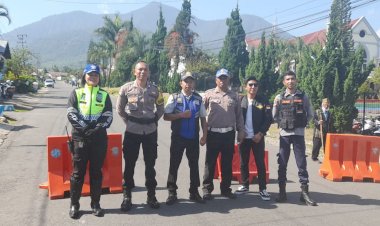 Polres-Manggarai-Kerahkan-Personil-untuk-Amankan-Wisuda-di-Gedung-Asumpta-Ruteng