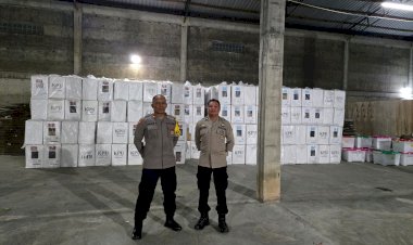 Personil-Polres-Manggarai-Pastikan-Kotak-Suara-Pemilu-di-Manggarai-Tersimpan-Aman-di-Gudang-Logistik-KPU