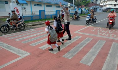 Sat-Lantas-Polres-Manggarai-Laksanakan-Giat-Rutin,-Pastikan-Kamseltibcarlantas-di-Kota-Ruteng