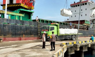 KP3-Laut-Reo-Amankan-Aktivitas-Bongkar-Muat-di-Pelabuhan-Laut-Kelas-II-Reo