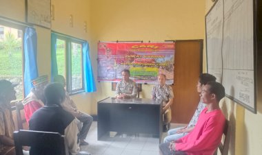 Jalin-Komunikasi,-Polsek-Cibal-Gelar-Jumat-Curhat-dengan-Warga-Kampung-Nundang,-Desa-Barang