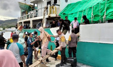 KP3-Laut-Pelabuhan-Reo-Lakukan-Pengamanan-Kapal-Penumpang-KM-AQUA-STAR