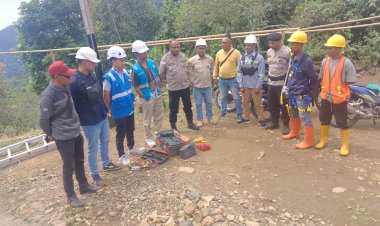Bhabinkamtibmas-lakukan-Pengamanan-dan-Pengawalan-Kegiatan-Komisioning-Tes-Jaringan-Listrik-PLN-di-Dusun-Rebak,-Desa-Mocok,-Kecamatan-Satarmese
