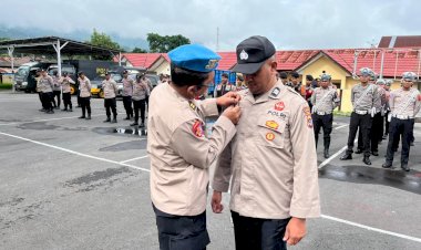 Pengecekan-Dan-Penertiban-Seragam-Anggota-Polres-Manggarai-Yang-Menggunakan-Brevet-Tanpa-Hak