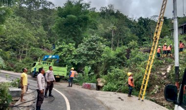 Bhabinkamtibmas-Kec.-Reok-Laksanakan-Pengamanan-Pemasangan-Kembali-Tiang-Listrik-yang-Tumbang-di-Kampung-Codong