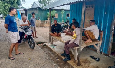 Bhabinkamtibmas-Kel.-Reok-Himbau-Warga-untuk-Terus-Waspada-Terhadap-Cuaca-Ekstrem-di-Kec.-Reok-Kab.-Manggarai