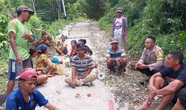 Bhabinkamtibmas-Cibal-Barat-Lakukan-Patroli-dan-Sambang-di-Desa-Bere,-Pastikan-Situasi-Kondusif