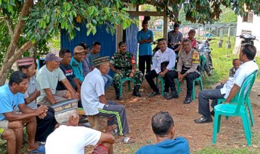 Bhabinkamtibmas-Reok-Barat-Sampaikan-Pesan-Kamtibmas-saat-Sambang-Desa-di-Sambi