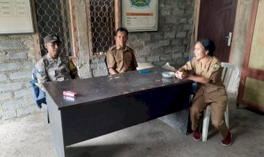 Bhabinkamtibmas-Kec.-Rahong-Utara-Laksanakan-Giat-Sambang-Pencegahan-TPPO,-HPR,-Himbauan-Bencana-Alam,-dan-Persiapan-Natal-Tahun-Baru