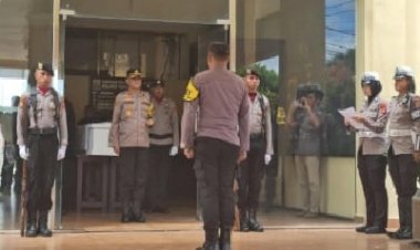 Kapolres-Manggarai-Pimpin-Upacara-Pelepasan-Secara-Kedinasan-Polri-untuk-Almarhum-AIPDA-Adi-Irawan