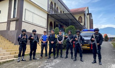 Patroli-Gabungan-Polres-Manggarai-dan-Brimob-Pastikan-Perayaan-Misa-Natal-Berjalan-Aman