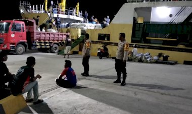 Personil-Pos-Terpadu-Natal-2024-dan-Tahun-Baru-2025-Amankan-Kedatangan-Kapal-di-Pelabuhan-Laut-Reo