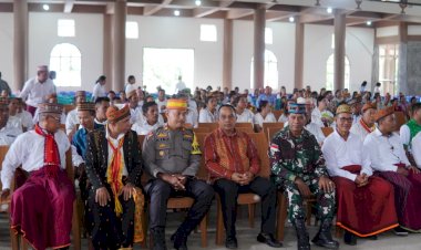 Kapolsek-Satar-Mese-Pimpin-Pengamanan-Misa-Pengangkatan-dan-Pengesahan-Badan-Pengurus-Dewan-Pastoral-Paroki-St.-Stefanus-Iteng