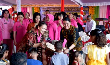 Ketua-Umum-Bhayangkari-Rayakan-Natal-Bersama-Korban-Erupsi-Gunung-Lewotobi