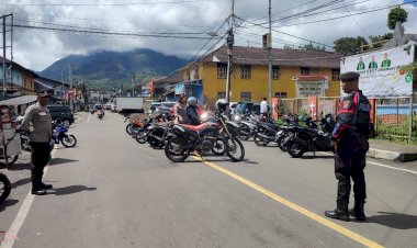 Personil-Pos-Pelayanan-Safari-Laksanakan-Pengamanan-dan-Pamturlalin-Ibadah-Natal-Pemuda-di-Gereja-GMIT-Immanuel-Ruteng