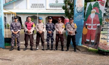 Kapolsek-Reo-Pimpin-Pengamanan-Misa-Minggu-di-Gereja-Paroki-Sta.-Maria-Ratu-Rosari-Reo