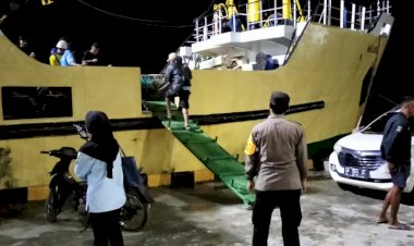 KP3-Laut-Pelabuhan-Reo-Laksanakan-Pengamanan-Kapal-Penumpang-KM-Maloli