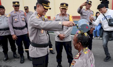 Tradisi-Siraman-Air-Kembang-Warnai-Upacara-Korps-Raport-Kenaikan-Pangkat-Personil-Polres-Manggarai-dan-Brimob-Kompi-2-Yon-B-Pelopor