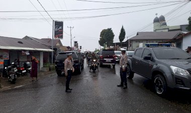 Satlantas-Polres-Manggarai-Laksanakan-Pengamanan-Lalu-Lintas-Saat-Sholat-Jumat-di-Depan-Masjid-Baiturahman-Kumba
