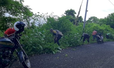 Bhabinkamtibmas-Bripka-Semris-Bell-Gelar-Kerja-Bakti-Bersama-Warga-Desa-Paralando