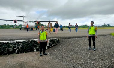 KP3-Udara-Laksanakan-Pengamanan-pesawat-yang-tiba-dan-berangkat-di-Bandara-Frans-Sales-Lega-Ruteng