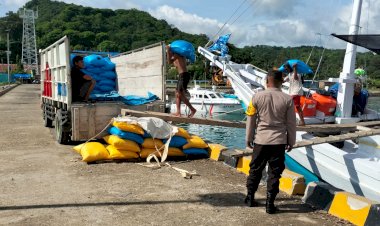 KP3-Laut-Pelabuhan-Reo-Lakukan-Pengamanan-Aktivitas-Bongkar-Muat-di-Pelabuhan-Laut-Kelas-II-Reo