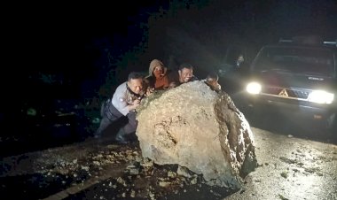 Bhabinkamtibmas-Kecamatan-Cibal-Bersama-Warga-Bersihkan-Material-Longsor-yang-Menghambat-Jalur-Lalu-Lintas-Ruteng-Reo