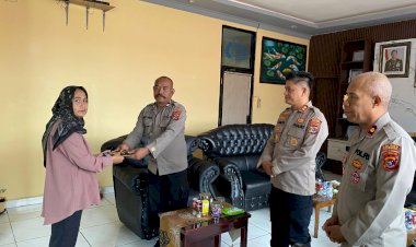 Kapolres-Manggarai-Serahkan-Uang-Duka-Sebagai-Wujud-Simpati-dan-Kepedulian-kepada-Keluarga-Almarhum-AIPDA-Adi-Irawan