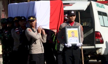 Gugur-dalam-Tugas,-Jenazah-Bripka-Anumerta-Ronald-M.-Enok-Diterbangkan-ke-Jayapura-dan-Dimakamkan-di-Sentani