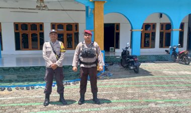 Personil-Polsek-Reo-Laksanakan-Pengamanan-Shalat-Jumat-di-Masjid-Besar-Nurul-Huda-Reo