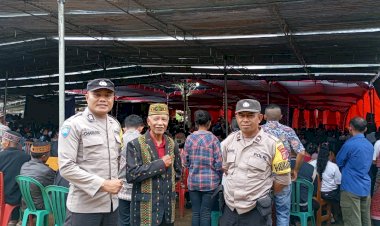 Bhabinkamtibmas-Kec.-Lelak-Amankan-Misa-Perdana-Imam-Baru-di-Kampung-Lentang