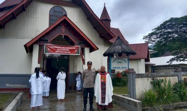 Personil-Polsek-Cibal-Laksanakan-Pengamanan-Perayaan-Misa-di-Gereja-Paroki-Kristus-Raja-Pagal