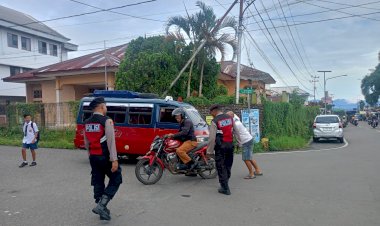 Sat.-Samapta-Polres-Manggarai-Laksanakan-Patroli-Dialogis-dan-Pengaturan-Lalu-Lintas-di-Kota-Ruteng