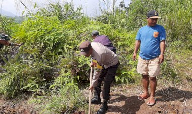 Bhabinkamtibmas-dan-Babinsa-Bersama-Warga-Gotong-Royong-Bersihkan-Material-Longsor-di-Jalur-Ruteng---Rahong-Utara
