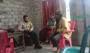 Bripka-Arsel-Liunima-Laksanakan-Sambang-dan-Patroli-di-Satarmese-Barat-Demi-Jaga-Kamtibmas