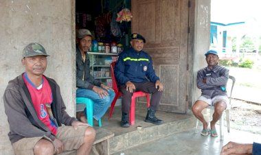 Bhabinkamtibmas-Satarmese-Bripka-Theodorus-Angkat-Tanggapi-Keluhan-Warga-Terkait-Pohon-Tumbang-di-Ruas-Jalan-Iteng-Ruteng